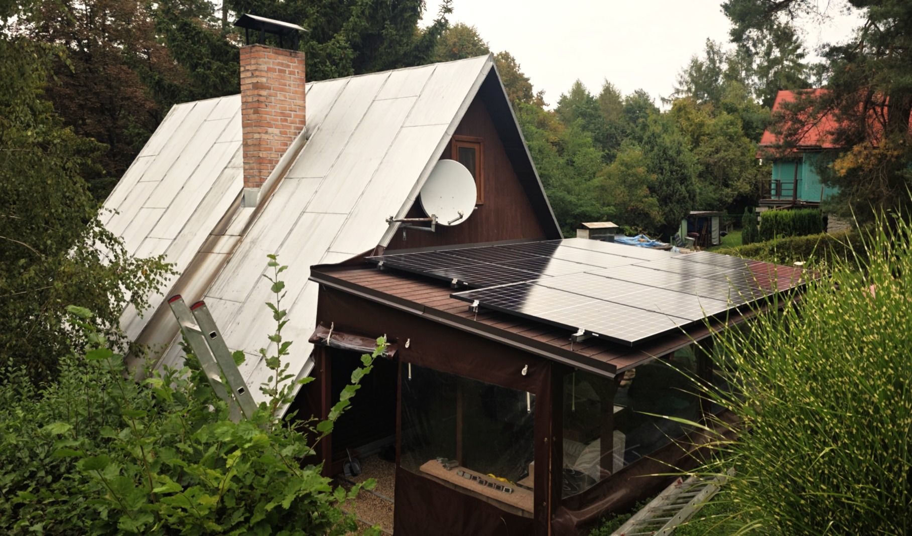 Předpřipravený solární set Komfort 5300 - 1fázový  230V  5300Wp/h  Lithiová baterie 9,6kWh 5600W kombi MPPT s možností napojení sítě 230VAC nebo agregátu